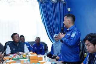 Bantuan DPP Demokrat: Laptop untuk Administrasi, Sembako untuk Warga
