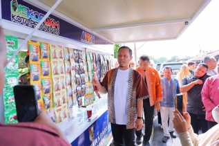 Wali Kota Pekanbaru Serahkan Belasan Gerobak Bantuan Untuk Pelaku UMKM