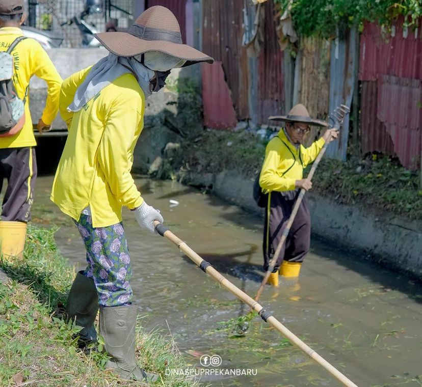 Bulan Ramadhan, Pasukan Kuning PUPR Pekanbaru Tetap Rutin Bersihkan Drainase