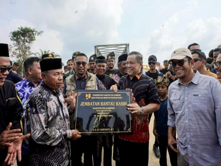 Wakili Pj Bupati Kampar, Kadis PUPR Afdal, ST, MT Dampingi Pj Gubri Resmikan Jembatan Desa Rantau Kasih Kec. Kampar Kiri Hilir