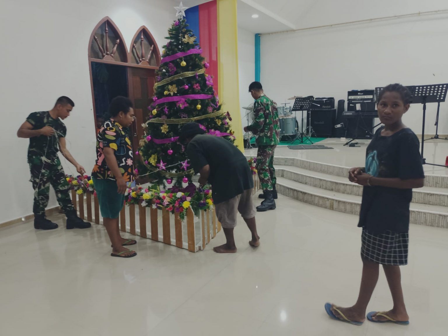 Jelang Hari Raya Natal, Prajurit Bima Sakti Bersama Masyarakat Mempersiapkan Natal Di Gereja Arso Kota.