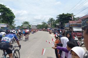 Pembalap Tour De Siak Disambut Antusias Warga Tenayan Raya