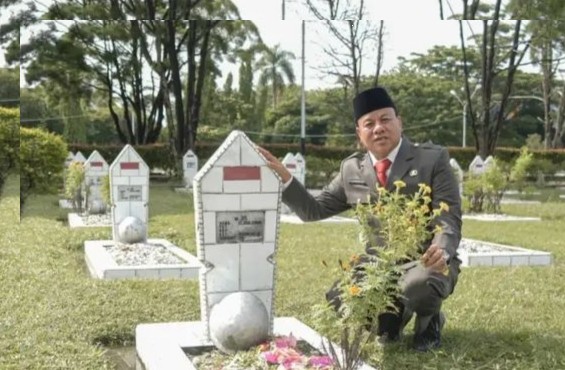 Warisan Patriotisme: Bupati Kuansing Kunjungi Makam Kakek Pejuang 1945