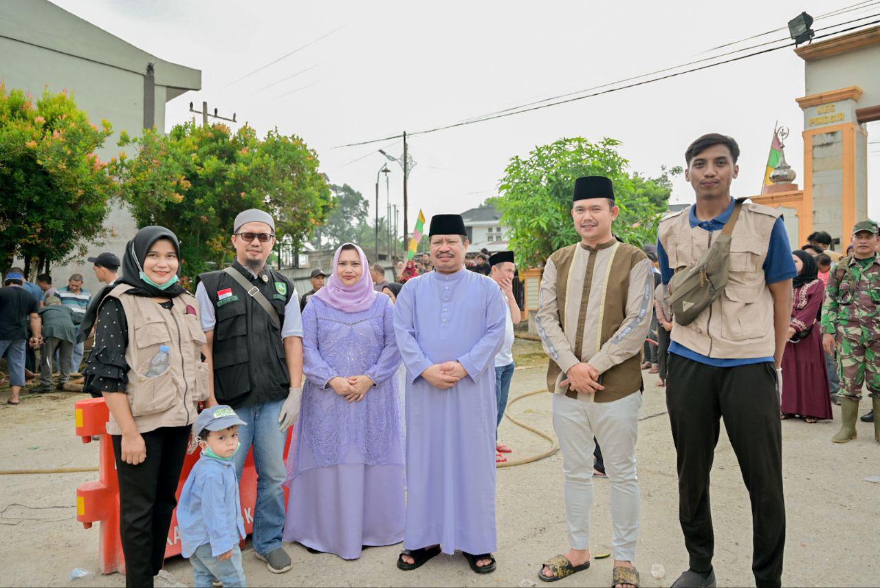 Usai Shalat Idul Adha, Bupati Kasmarni Bersama Keluarga Saksikan Pemotongan Hewan Qurban