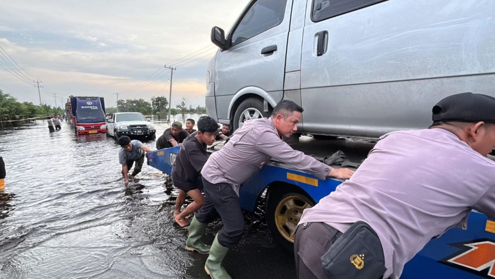 Banjir di Pelalawan, Polisi Beri Bantuan Psikologis dan Bantu Warga Terdampak