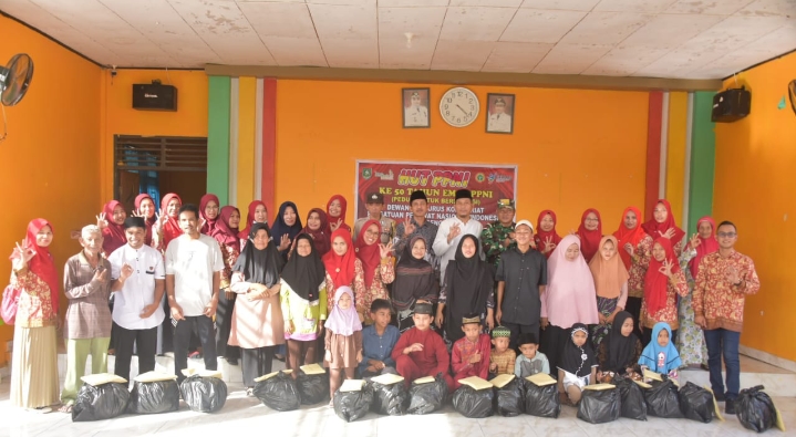 PPNI Bengkalis Memberikan Bantuan kepada Anak Yatim dan Berbagi Takjil di Depan Kantor Desa Penebal