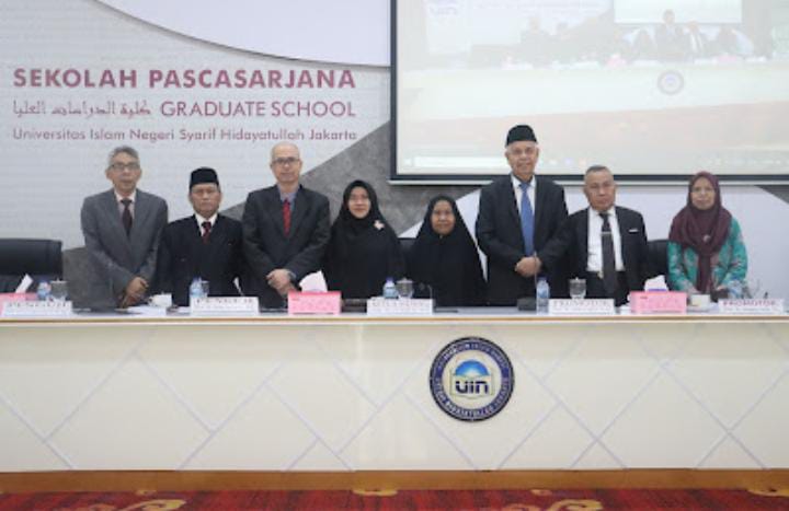 Siti Khairiah secara resmi mengucapkan terima kasih kepada Bupati Kasmarni setelah meraih gelar doktor.