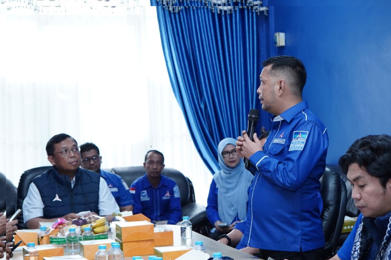 Bantuan DPP Demokrat: Laptop untuk Administrasi, Sembako untuk Warga