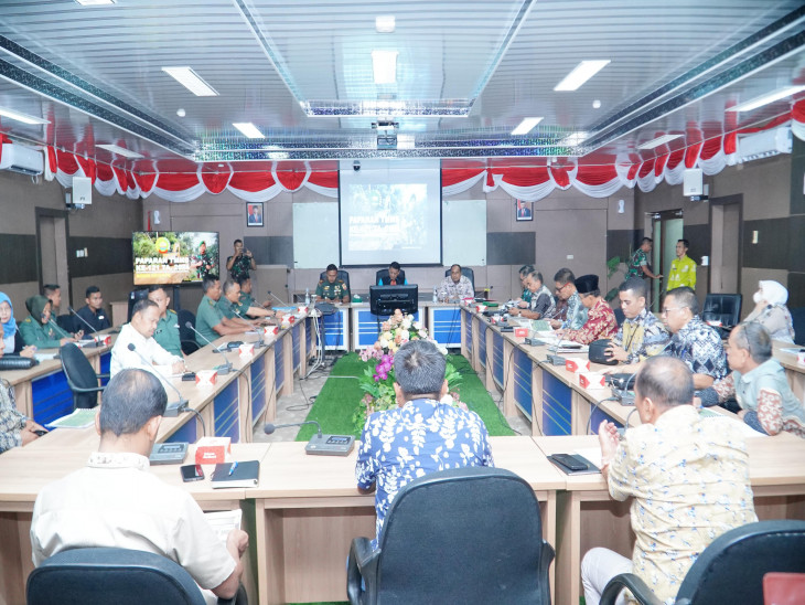 Pj. Bupati Kampar memimpin rapat teknis dan sesi penyelesaian untuk mempersiapkan pelaksanaan TMMD ke-121 di Kampar Kiri Hulu.