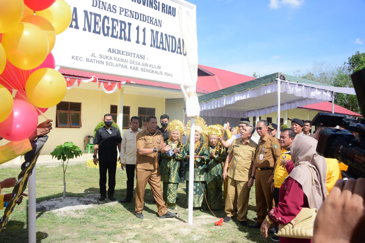 SMAN 11 Mandau Diresmikan, Bupati Kasmarni Minta Masyarakat Jaga dan Rawat Sekolah Dengan Baik