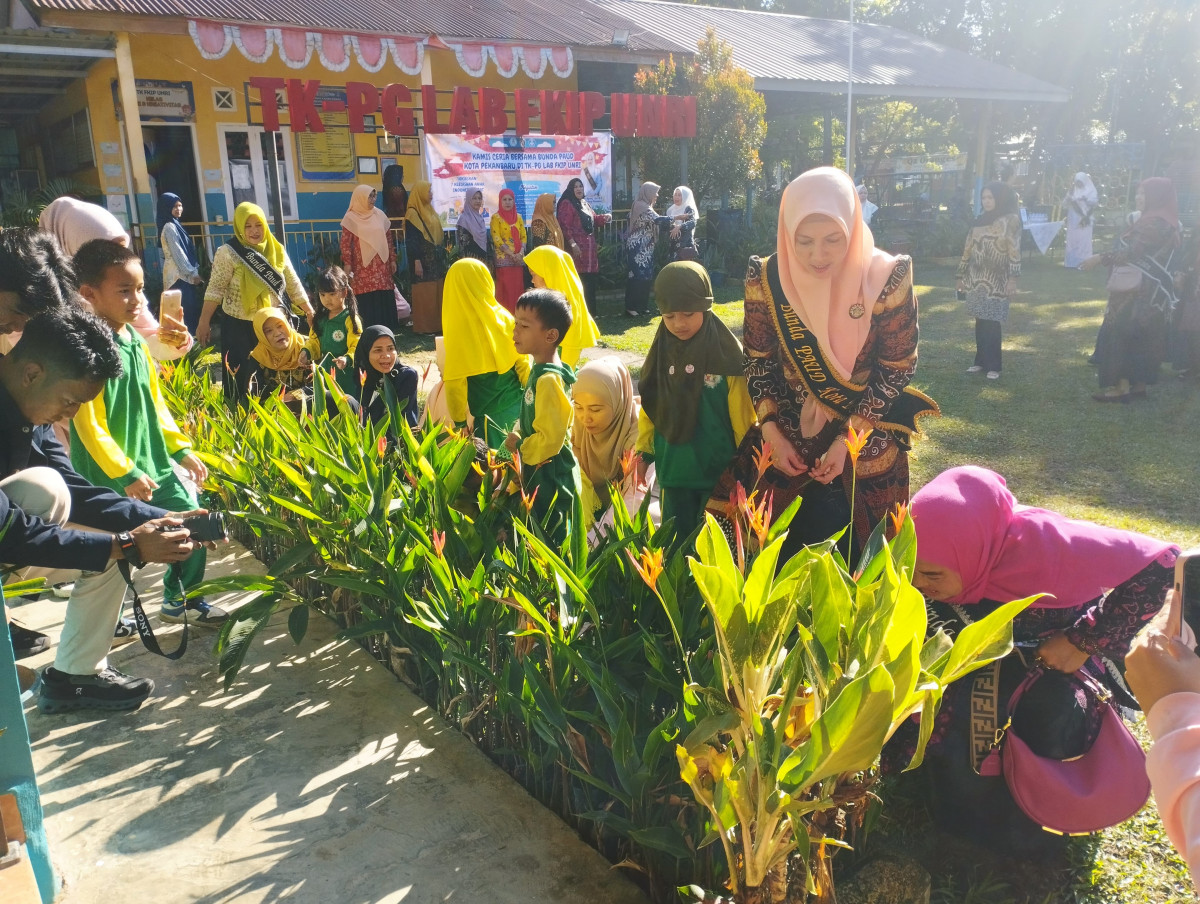 Bunda PAUD Kota Pekanbaru Gotong Royong Bersama TK-KB Lab FKIP Unri