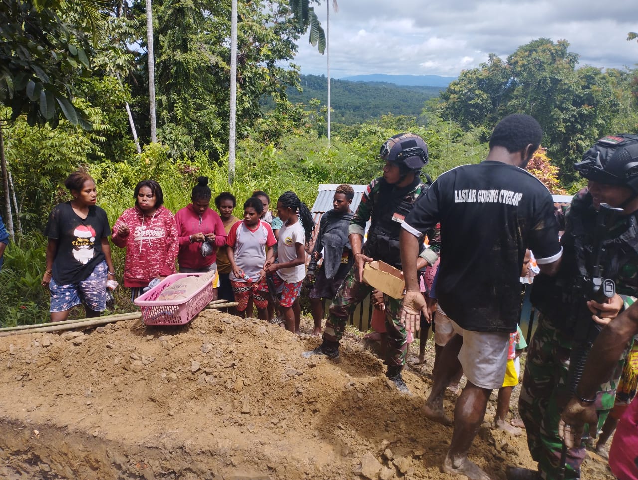 Satgas Pamtas RI-PNG Yonif 132/BS Membantu Prosesi Pemakaman Masyarakat