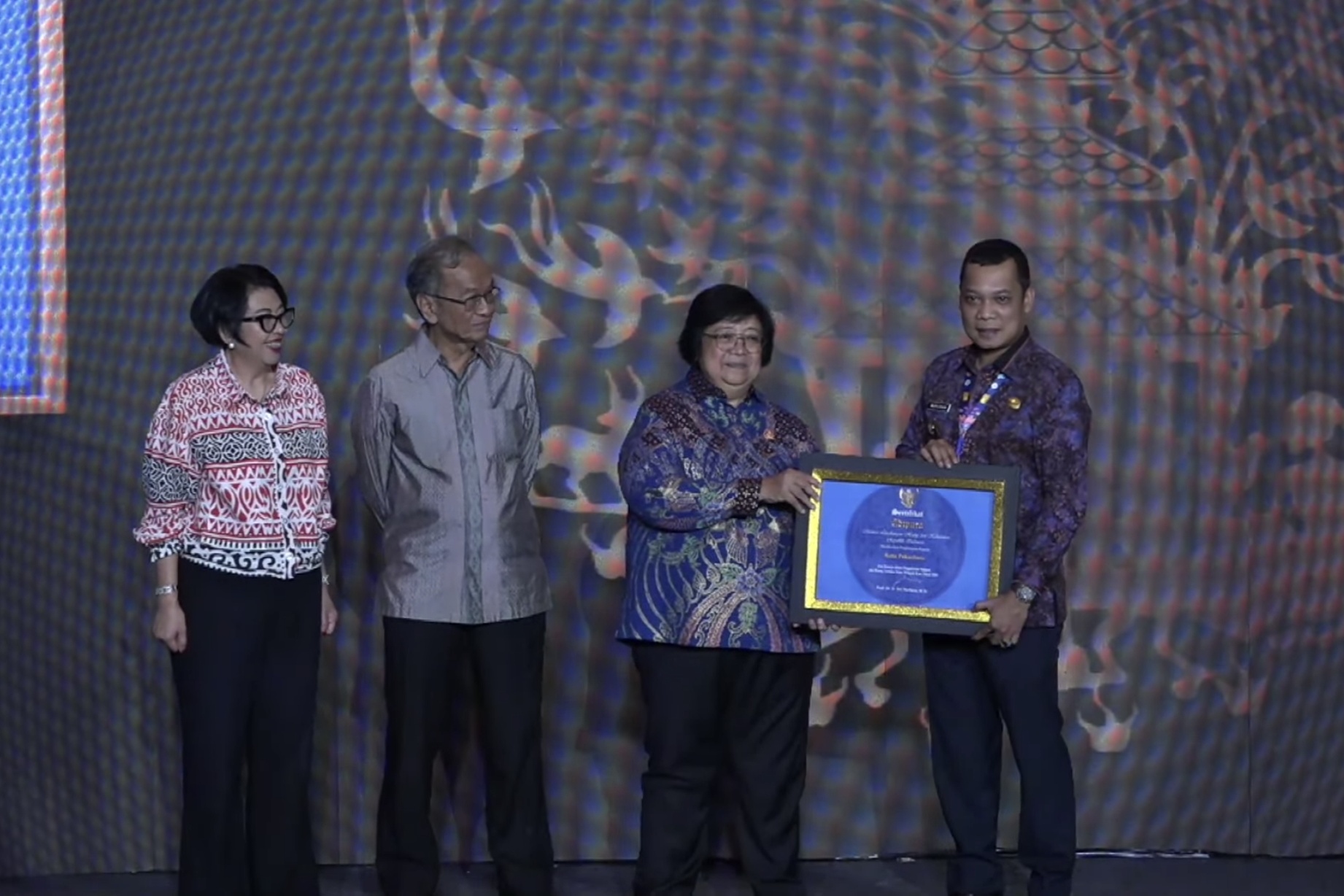 Kerja Keras Berbuah Manis, Pekanbaru Terima Sertifikat Adipura dari Menteri LHK