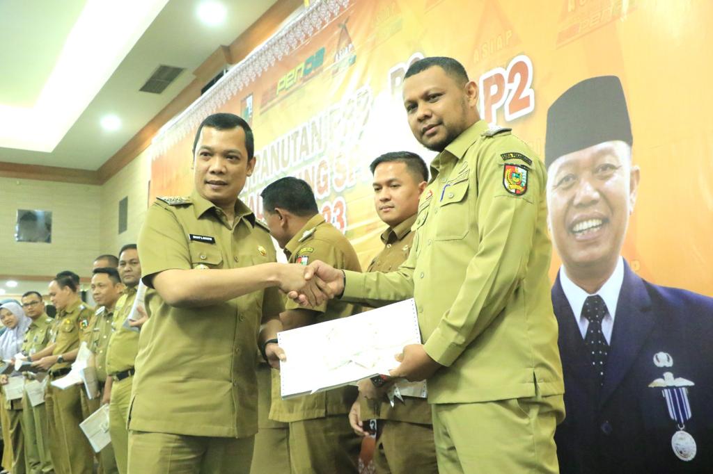 Pj Wali Kota Serahkan SPPT kepada 15 Camat dan Beri Penghargaan ke Pembayar PBB Tertinggi