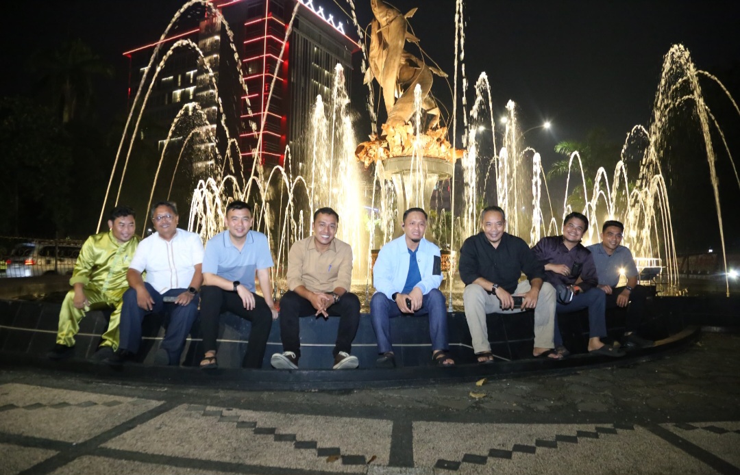 Wali Kota Pekanbaru Tinjau Suasana Baru Tugu Ikan Selais dan Monumen Adipura Pada Malam Hari