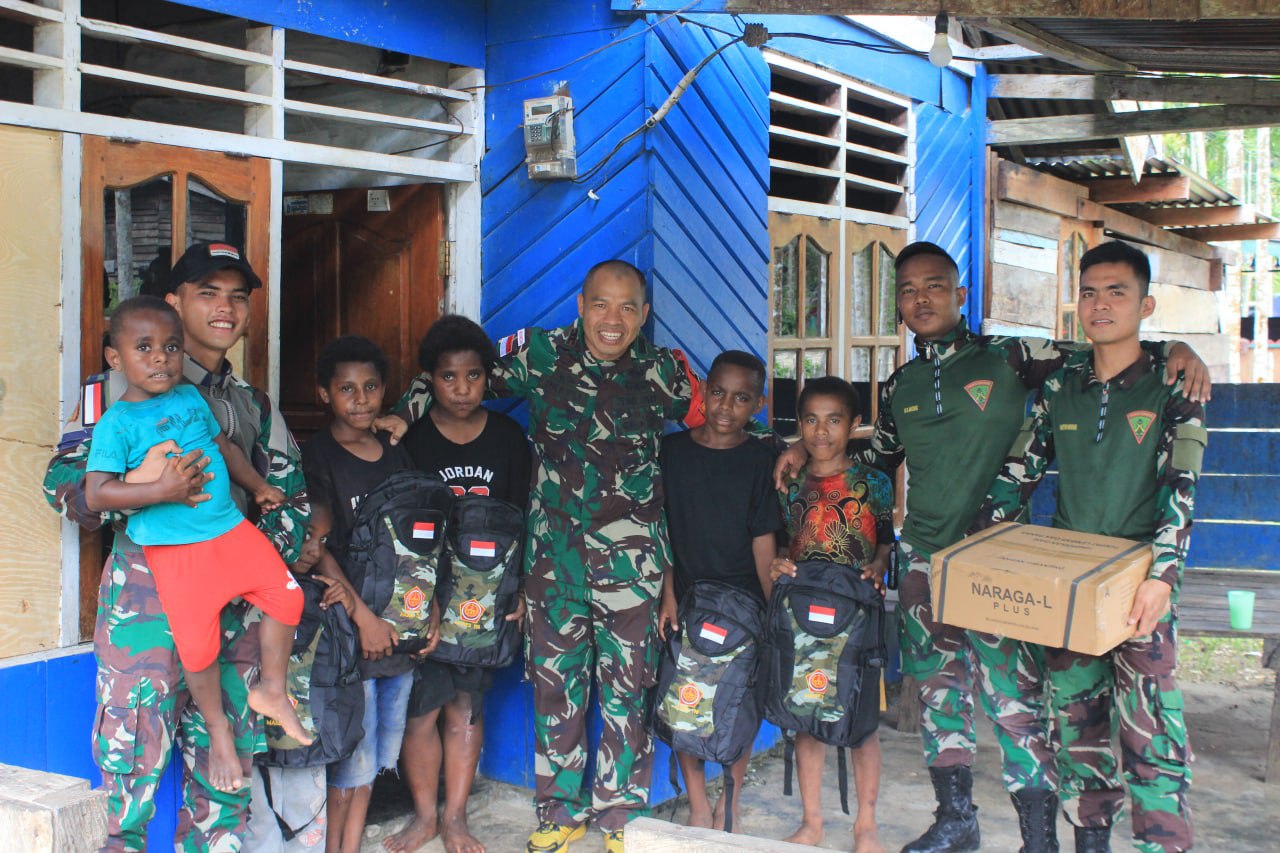 Bima Sakti Berbagi Tas Sekolah Kepada Anak-Anak Di Perbatasan