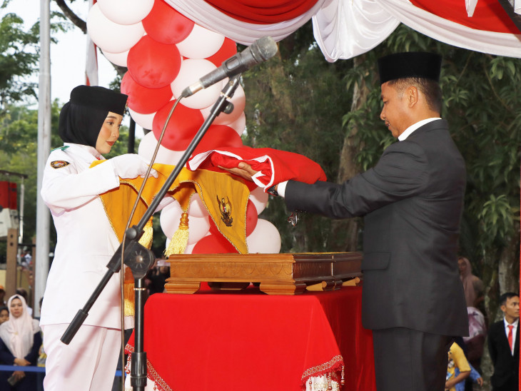 Pj. Sekda Kampar Jadi Irup  Upacara Penurunan Bendera HUT RI Ke-79 Di Kab. Kampar Berlangsung Khidmat