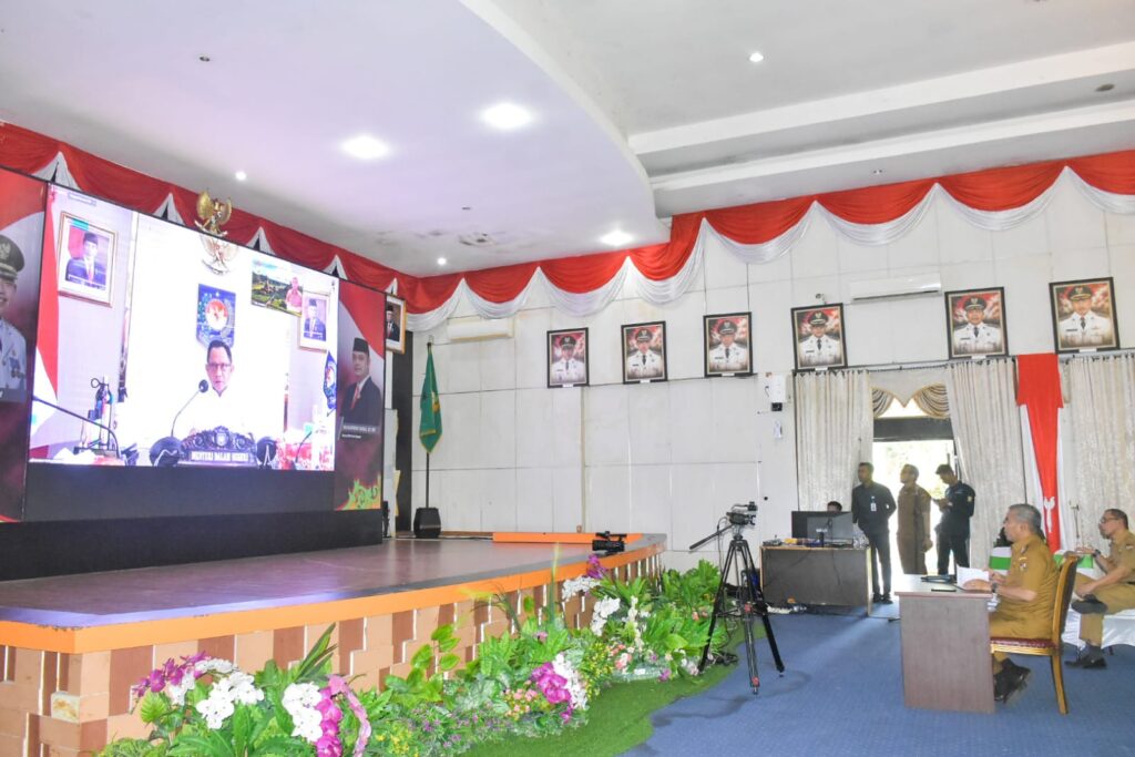 Pj Bupati Kampar Bersama Pj KDH se Indonesia Ikuti Rakor Bersama Mendagri Melaui Zoom Meeting