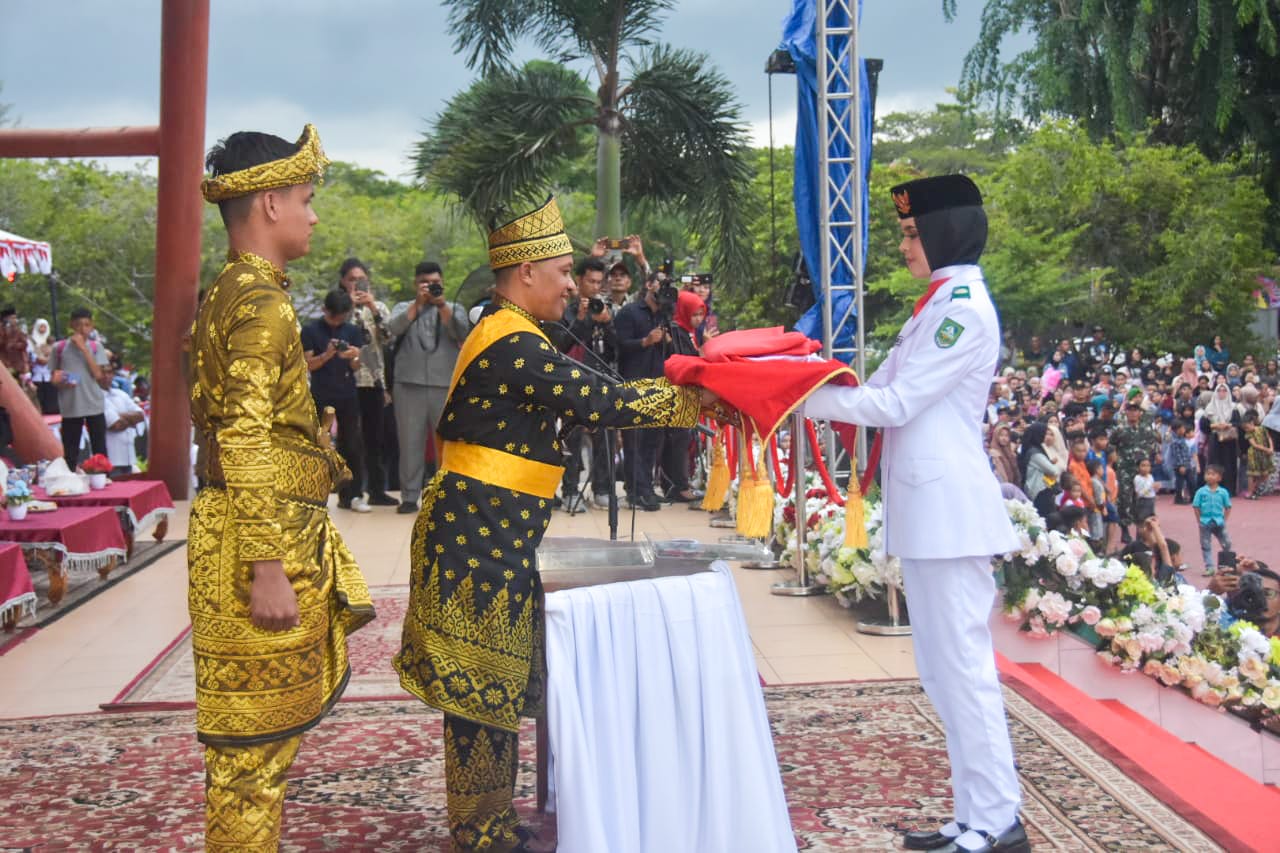 Disaksikan Ribuan Masyarakat, Prosesi Penurunan Bendera Berlangsung Khidmat