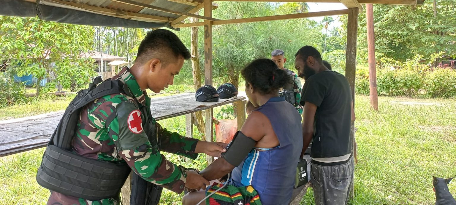 Pelayanan Kesehatan Dari TNI Untuk Masyarakat Di Tapal Batas Papua