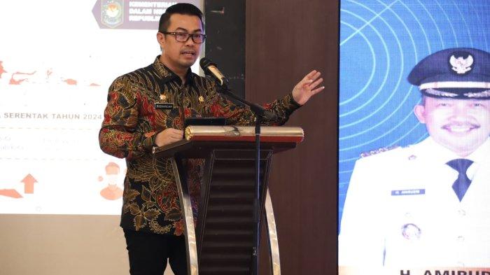 Sore ini, Risnandar Mahiwa resmi ditunjuk sebagai Pelaksana Tugas Walikota Pekanbaru menggantikan Muflihun.