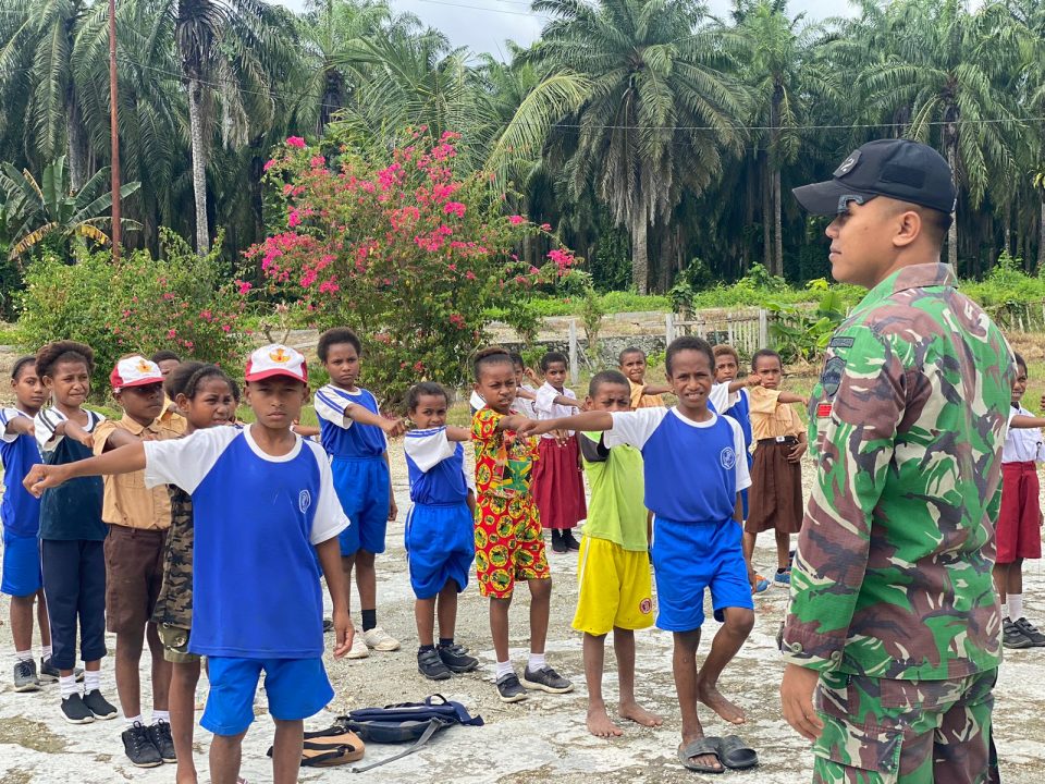 Anak-Anak Distrik Arso Belajar Dan Bermain Bersama Satgas Yonif 132/BS.