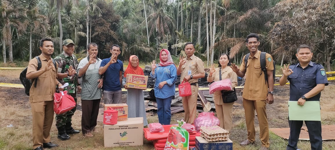 Dinas Sosial Ringankan Beban Korban Bencana Kebakaran melalui Penyerahan Bantuan