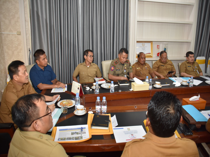 Pemerintah Kabupaten Kampar melakukan rapat untuk mempersiapkan penyusunan laporan kinerja triwulan II yang dipimpin oleh Pj Bupati Kampar.