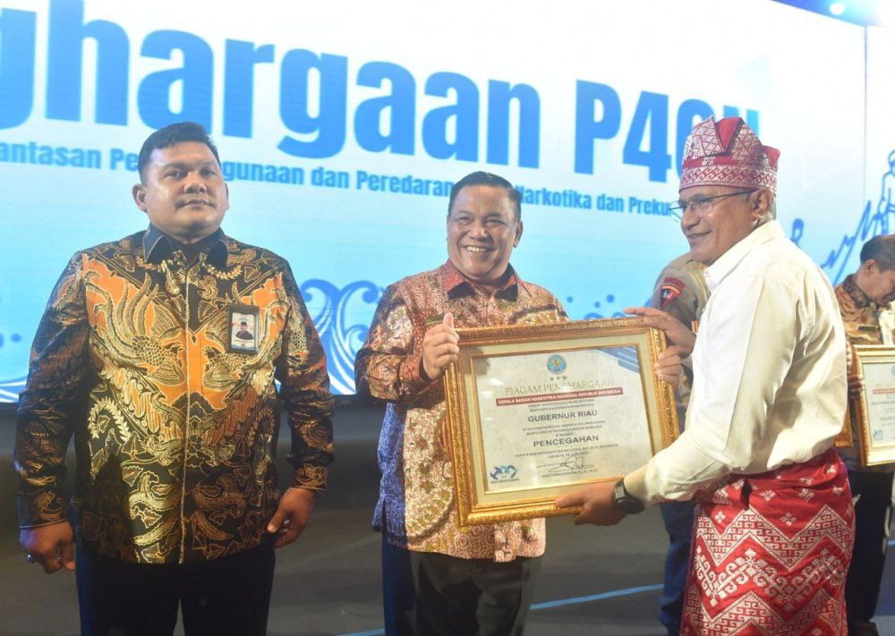 Pj Gubernur Riau menerima penghargaan P4GN dari BNN RI.