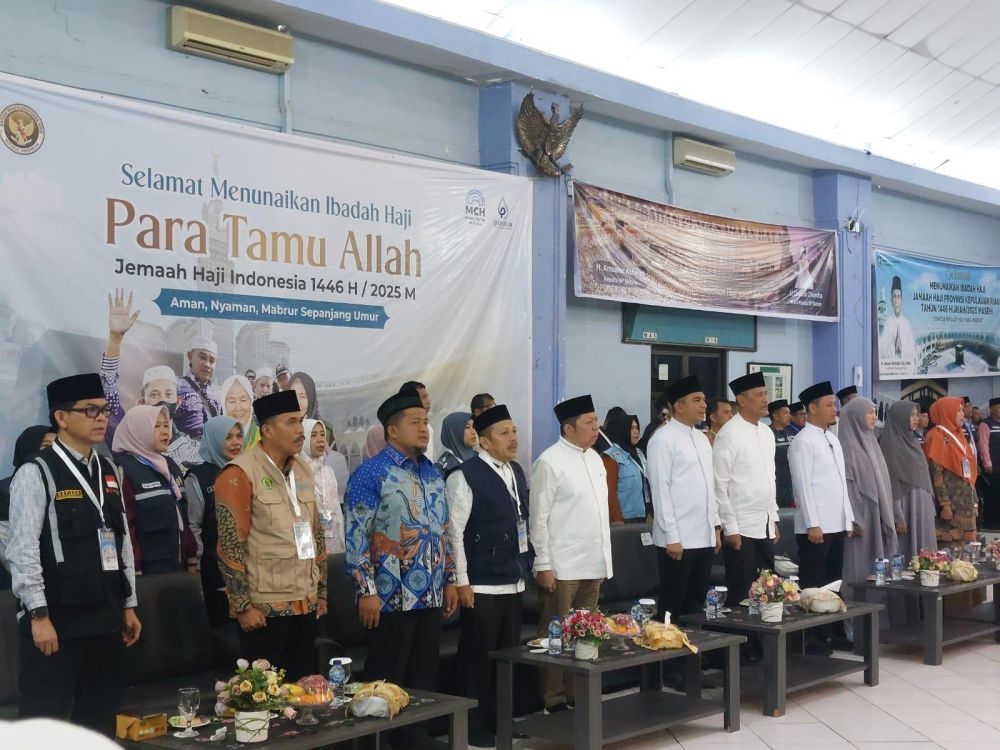Pj Sekdaprov Riau Resmi Lepas Kloter Perdana Jemaah Haji Riau di Embarkasi Batam