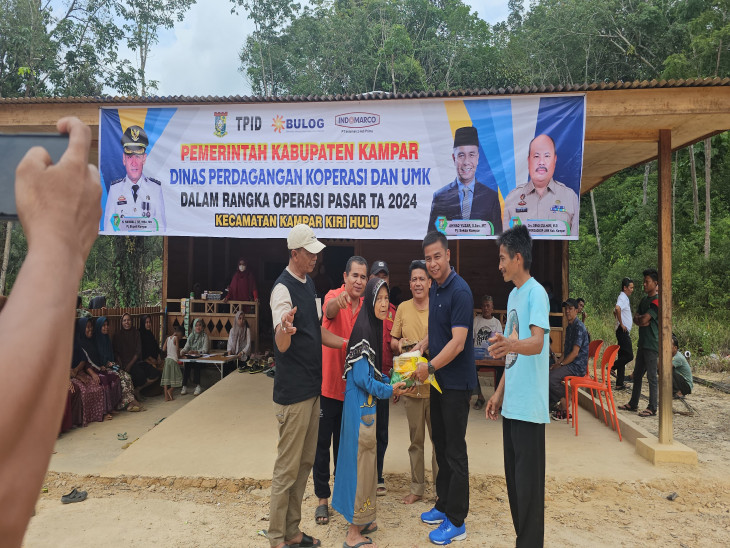 Pj Sekda Kampar Lakukan Operasi Pasar Di Desa Kebun Tinggi Kampar Kiri Hulu