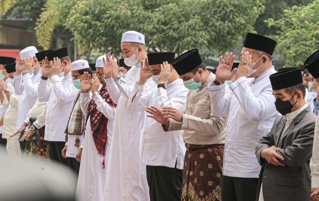 Di Tengah Kabut Asap Pekat, Wawako dan Warga Pekanbaru Gelar Salat Istisqa
