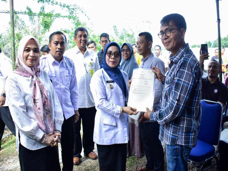 Wujudkan Reforma Agraria, Wakil Bupati Kampar Serahkan 517 Sertifikat di Desa Siabu